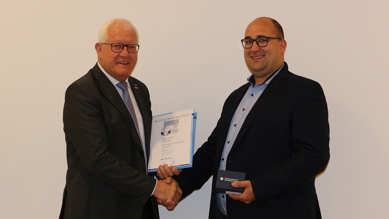 HWK-Vizepräsident Richard Hettmann (li.) vereidigte den neuen Sachverständigen Lukas Friedrich.