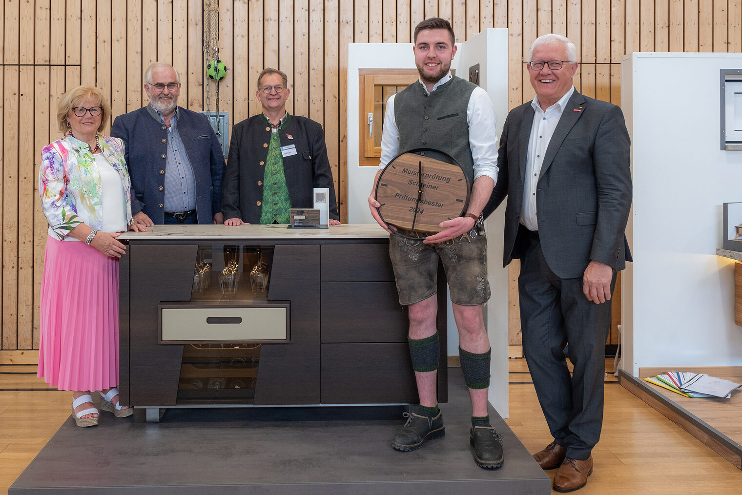 Mit seinem Sideboard "Dark Temptation" sicherte sich Alexander Pitzl aus Mainburg den Titel des Kursbesten. 
