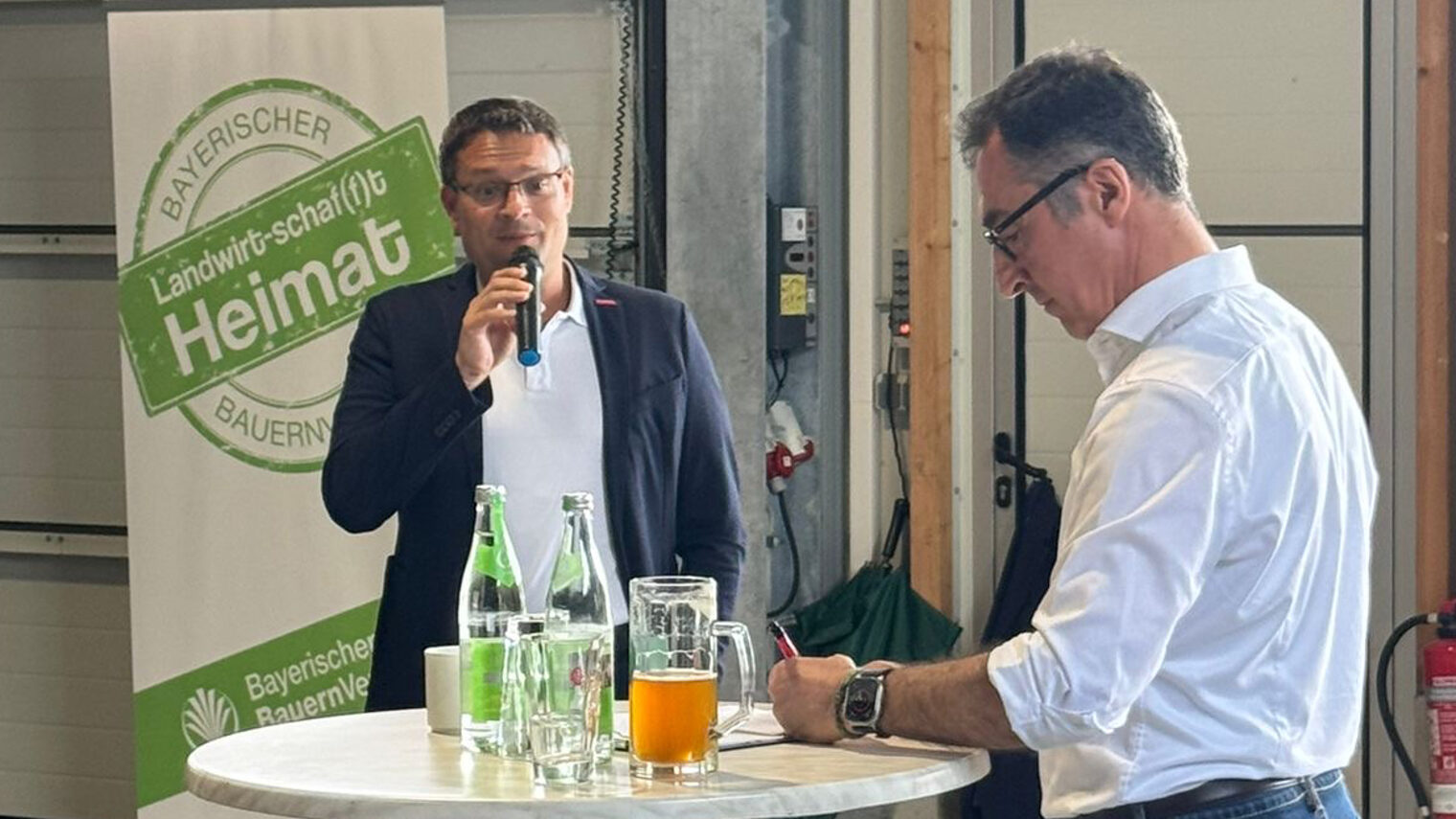 HWK-Geschäftsführer Alexander Stahl im Dialog mit Bundeslandwirtschaftsminister Cem Özdemir.