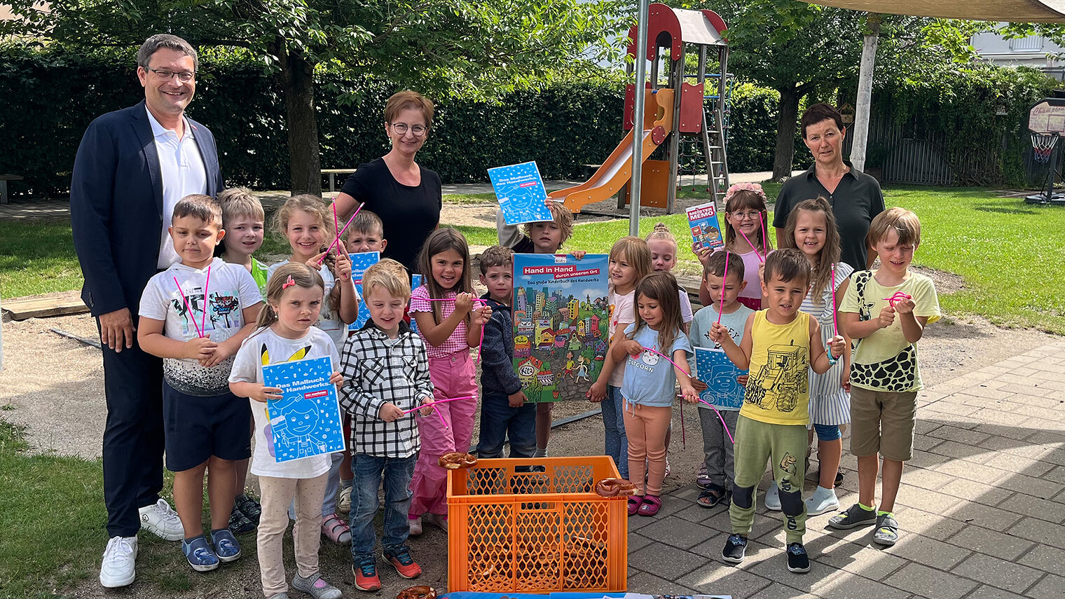 Geschäftsführer Alexander Stahl zu Besuch bei den Kindern des Kindergartens Heising in Neutraubling.