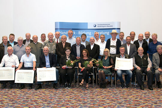 In Neumarkt ehrte die Handwerkskammer ihre Goldenen Meisterinnen und Meister. 
