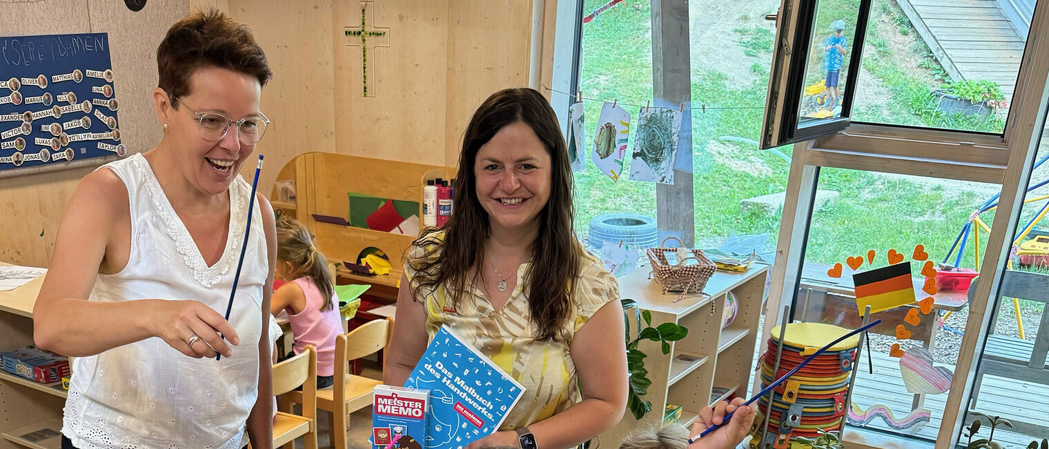 HWK-Vizepräsidentin Kathrin Zellner (re.) zu Besuch bei den Kindern des Kindergartens Schöllnach. HWK-Vizepräsidentin Kathrin Zellner (re.) zu Besuch bei den Kindern des Kindergartens Schöllnach.