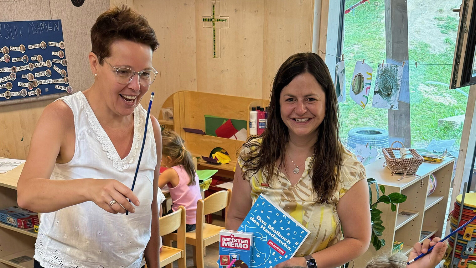 HWK-Vizepräsidentin Kathrin Zellner (re.) zu Besuch bei den Kindern des Kindergartens Schöllnach. 