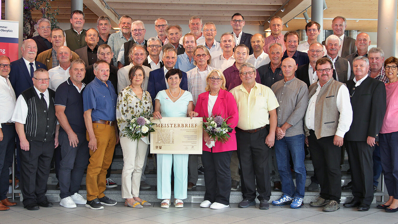 In Ergolding ehrte die Handwerkskammer ihre „Goldenen“ Meisterinnen und Meister. Es gratulierten Ergoldings dritte Bürgermeisterin Annette Kiermaier (1. Reihe, 2. v. re.), HWK-Vizepräsident Christian Läpple (1. Reihe, 1.v.li.) und stellvertretender Hauptgeschäftsführer Hans Schmidt (1. Reihe, 1.v.re.). 