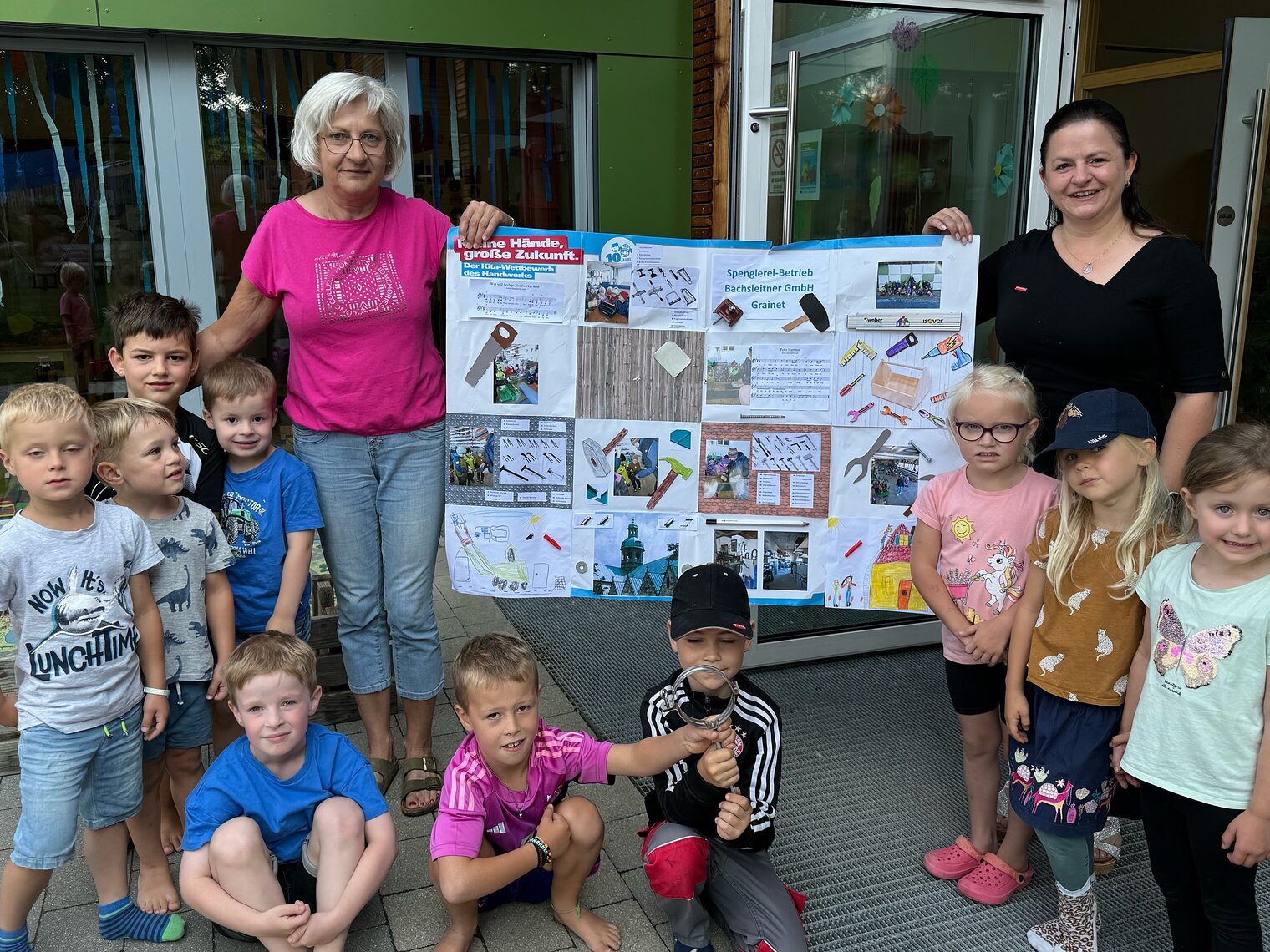 HWK-Vizepräsidentin Kathrin Zellner (re.) zu Besuch bei den Kindern des Kindergartens in Grainet. 