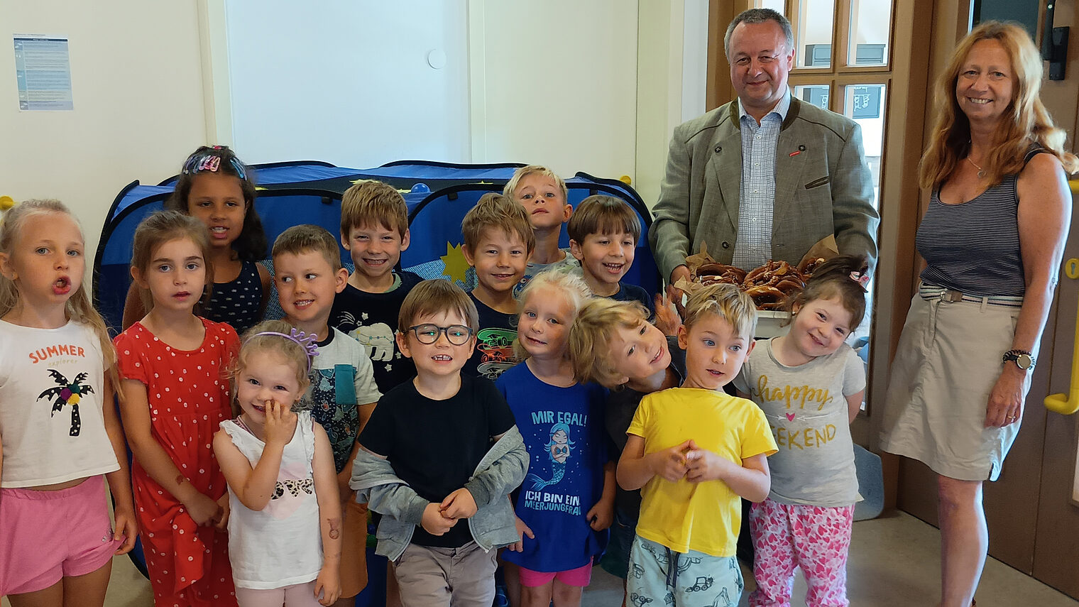HWK-Vizepräsident Christian Läpple (2.v.r.) zu Besuch im Kindergarten „Haus der kleinen Hände“ in Luhe-Wildenau. 