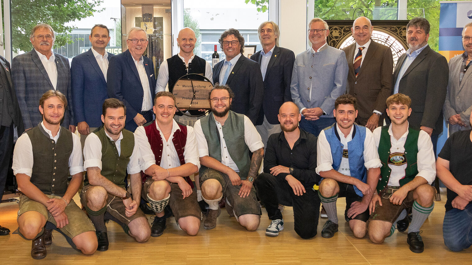 Die diesjährigen Jungmeister im Glaserhandwerk mit Festrednern und Ehrengästen bei der Ausstellungseröffnung in Regensburg. 