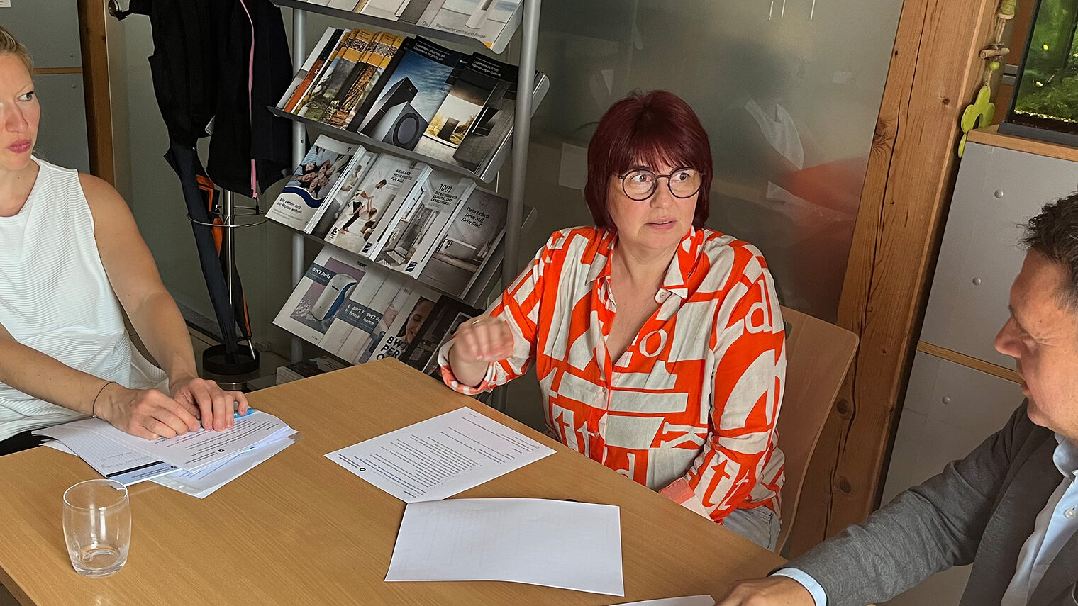 Manuela Nemela (Mitte) beteiligt sich an einem Pionierprojekt der Handwerkskammer, hier mit zwei der Initiatoren.
