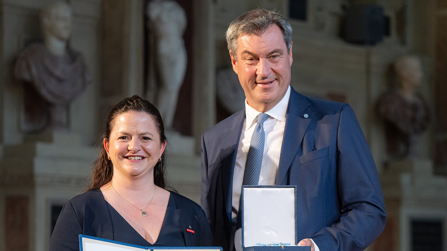 Kathrin Zellner (li.) wurde von Ministerpräsidenten Dr. Markus Söder der Bayerische Verdienstorden verliehen.