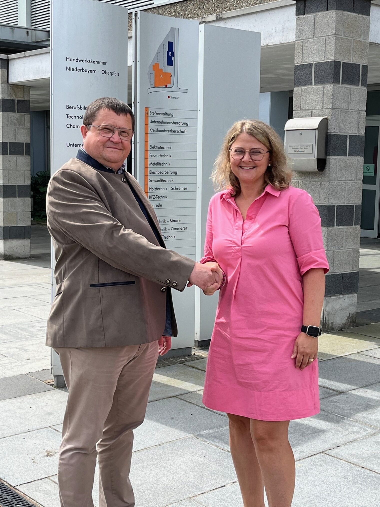 Betriebsberater Josef Roider (li.) geht in den Ruhestand und übergibt an seine Kollegin Susanne Erhard (re.). 