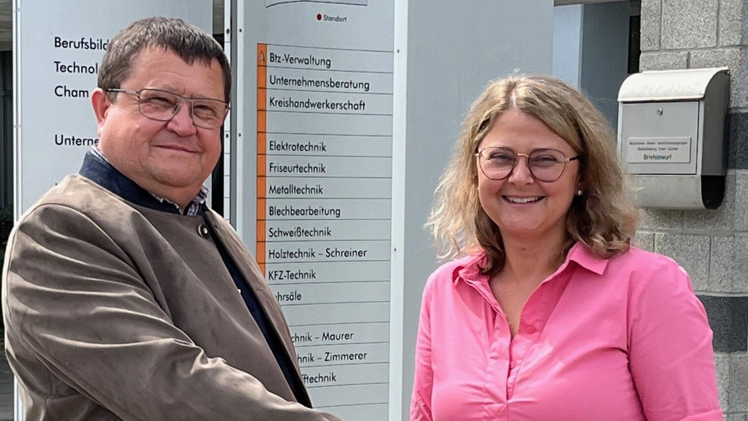Betriebsberater Josef Roider (li.) geht in den Ruhestand und übergibt an seine Kollegin Susanne Erhard (re.). 