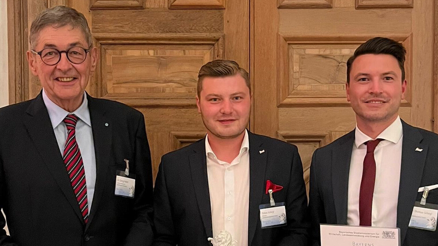 Präsident der Handwerkskammer Dr. Georg Haber gratulierte den beiden Prokuristen der Preisträger-Firma Alphatec.