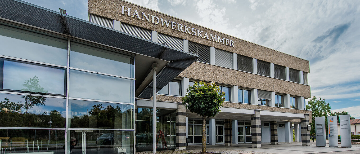 Die Außenansicht des Bildungszetrum in Cham.