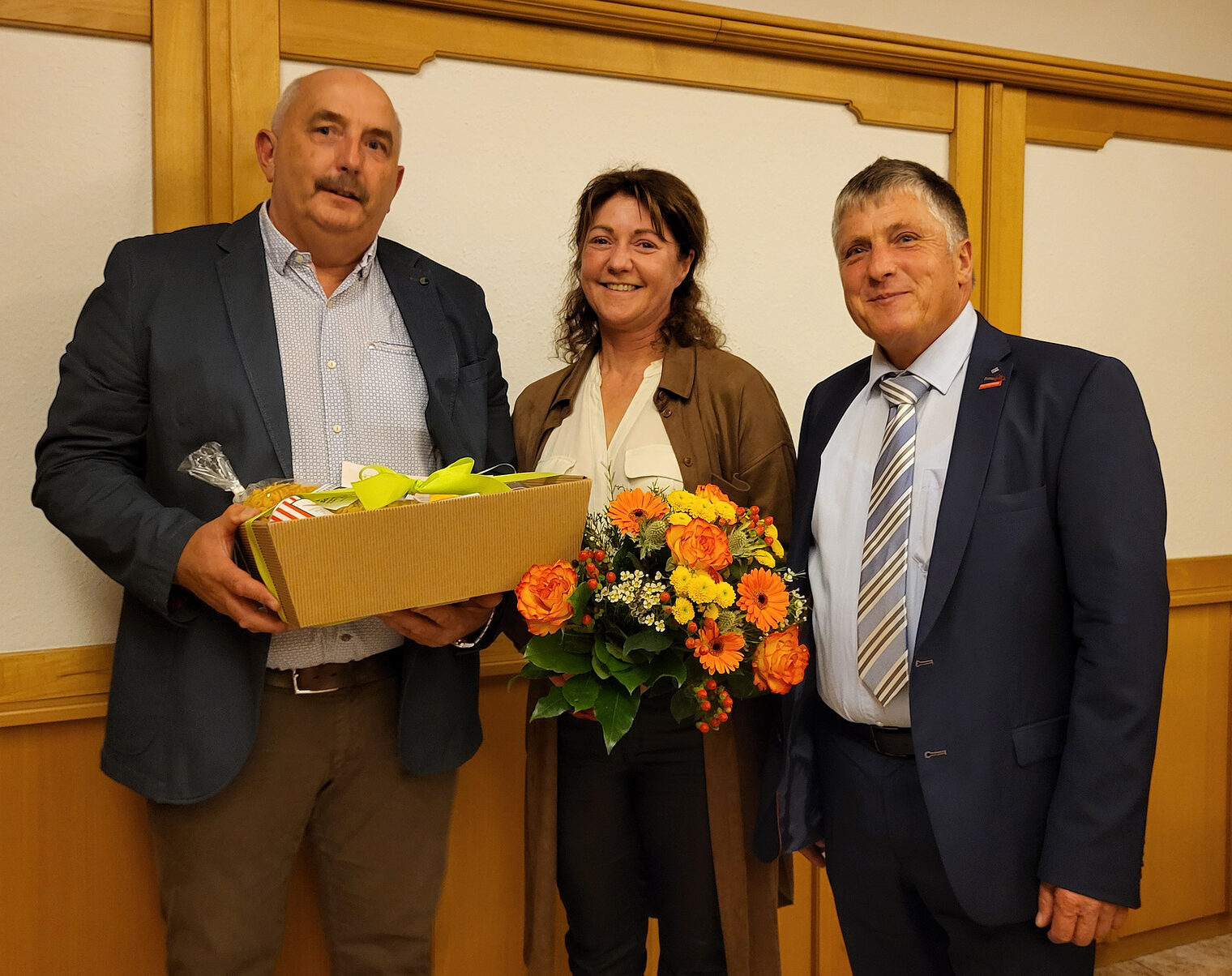Claudia Geiselhöringer wurde mit einem Blumenstrauß und einem Präsent für ihre Dienste im Handwerk geehrt.