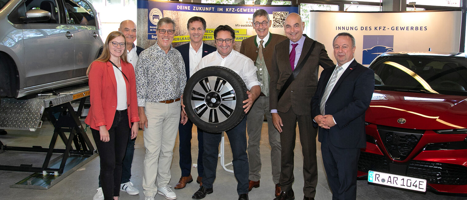 Die Ehrengäste durften beim Stand der KFZ-Innung ran ans Reifenwechseln. 