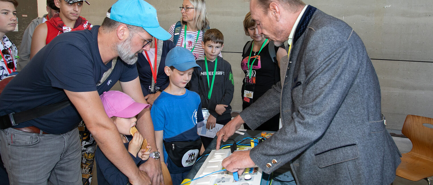 An diesem Stand konnten sich die Teilnehmer an der Schalttechnik versuchen. 