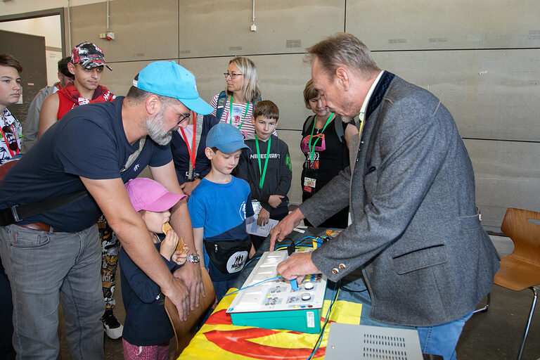 An diesem Stand konnten sich die Teilnehmer an der Schalttechnik versuchen. 