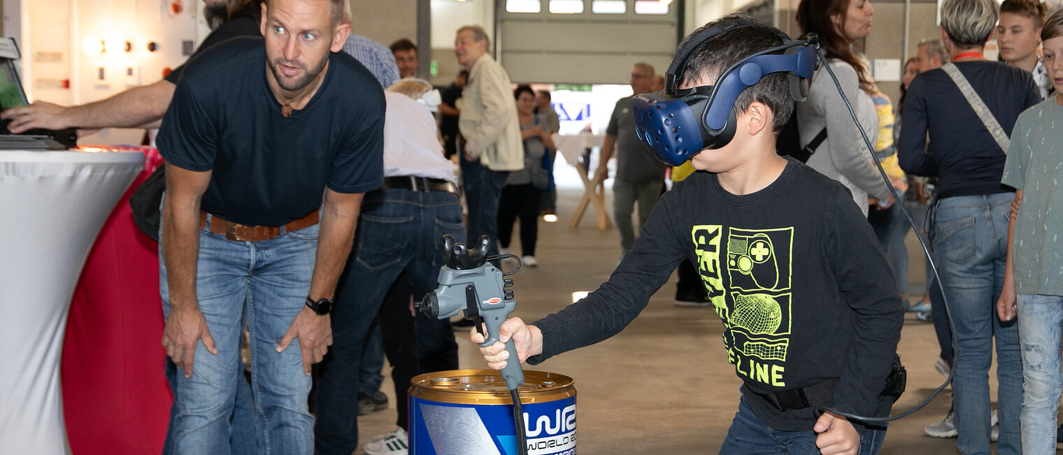 Auch virtuell war einiges geboten: Mit einer VR-Brille konnte man eine Wand lackieren. 
