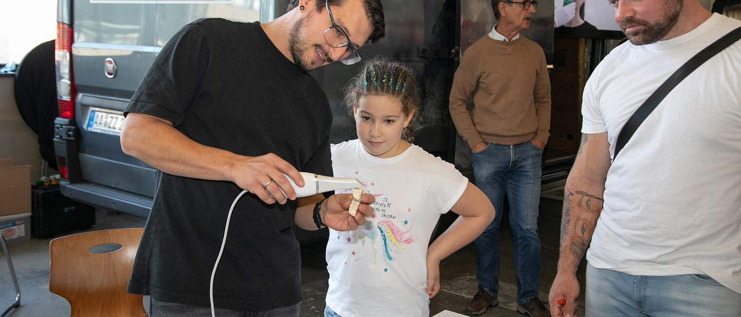 Auch die Zahntechniker-Innung hatte einiges Material dabei, das die Kinder und Jugendlichen gleich testen durften. 