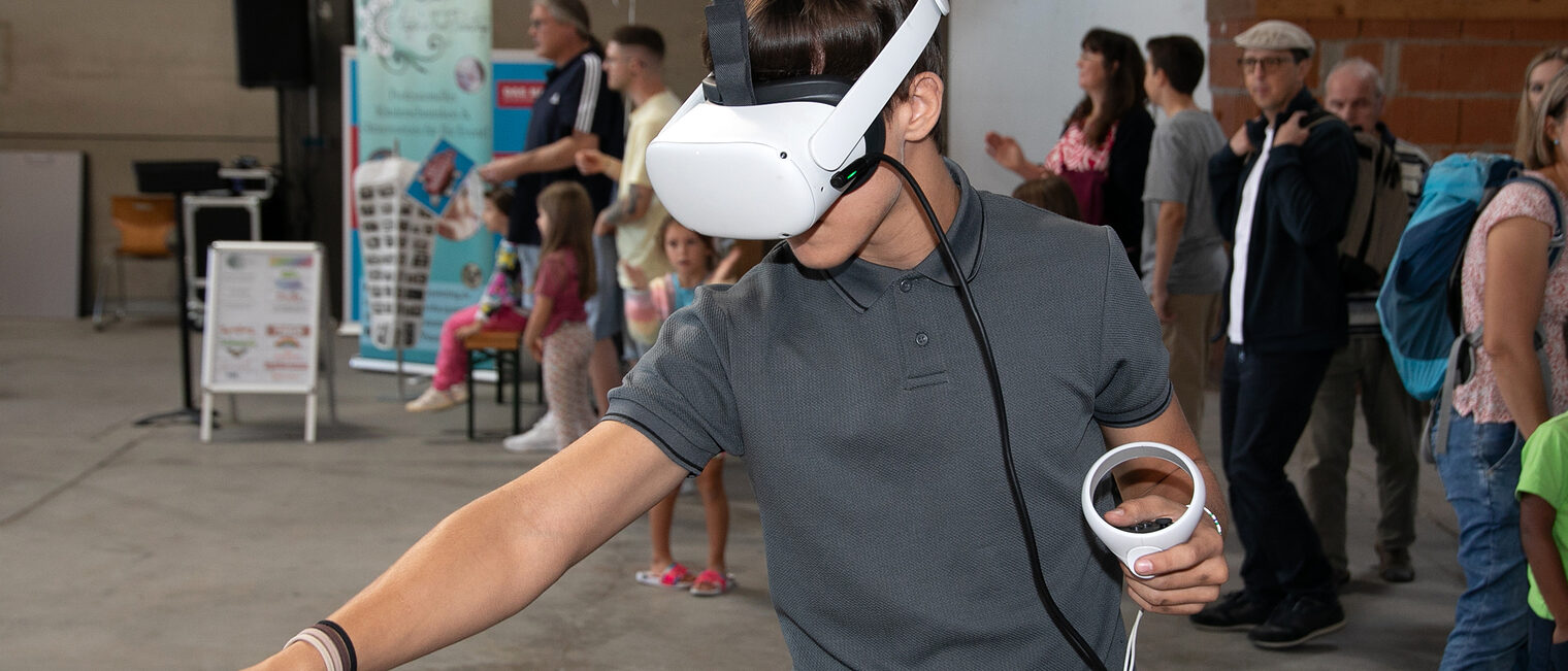 Beim Innovations-Stand des Bildungszentrums Schwandorf konnte man virtuell mit einer Drohne fliegen. 