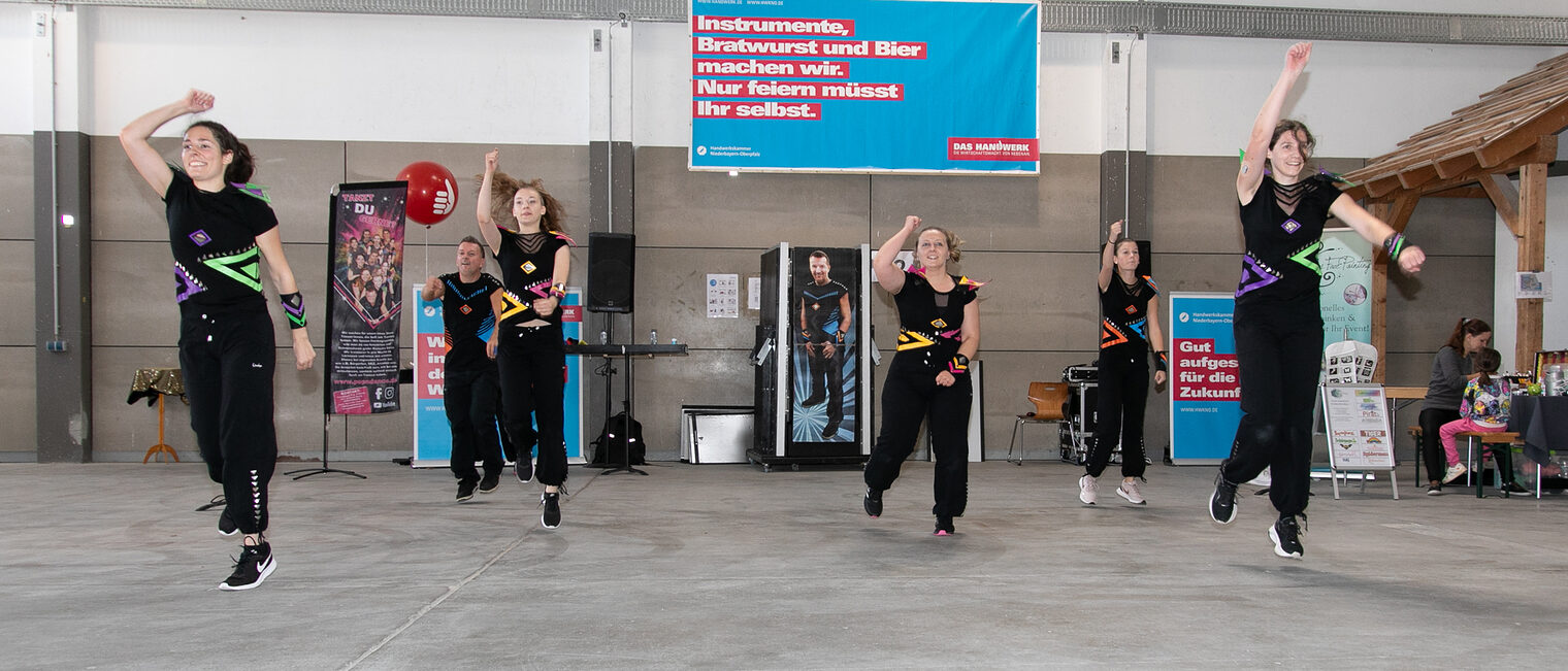 Die Showtanzgruppe "Pop´N´Dance" springt rhythmisch zu einem Song. Sechs Tänzer geben ihr Bestes.