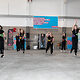 Die Showtanzgruppe "Pop´N´Dance" springt rhythmisch zu einem Song. Sechs Tänzer geben ihr Bestes.