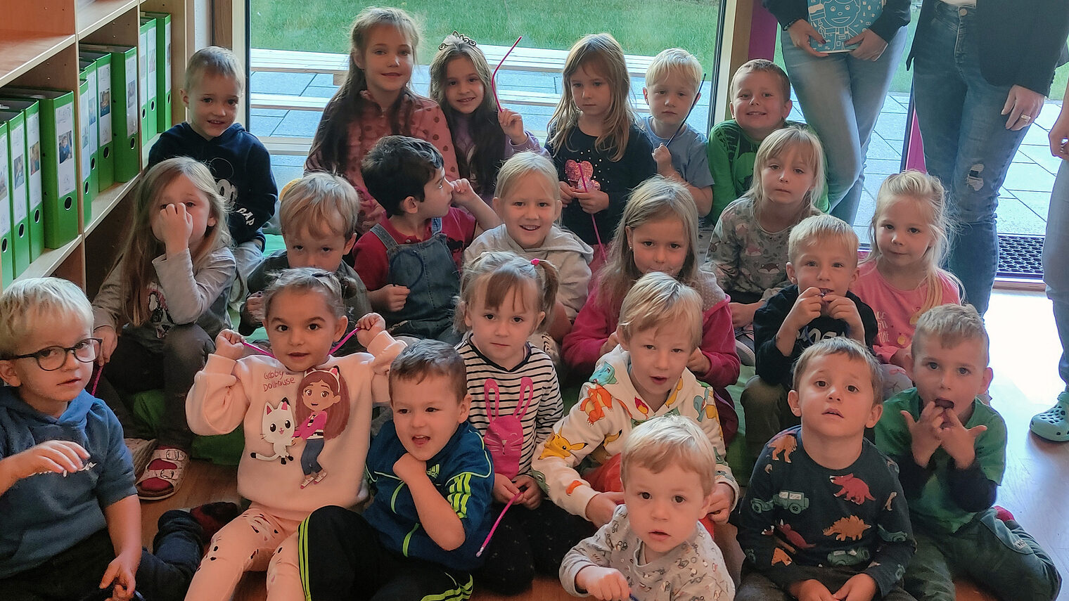 Die Kinder der Kindertagesstätte Gangkofen freuten sich über die leckeren Brezen. 