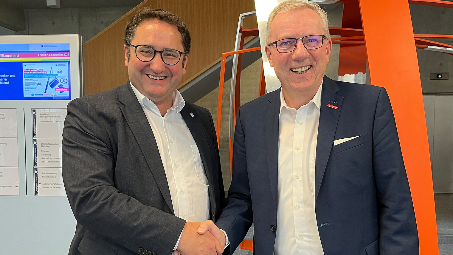 Sprachen über das Anerkennungsverfahren bei ausländischen Berufsabschlüssen: HWK- Hauptgeschäftsführer Jürgen Kilger (re.) und Staatssekretär Tobias Gotthardt.