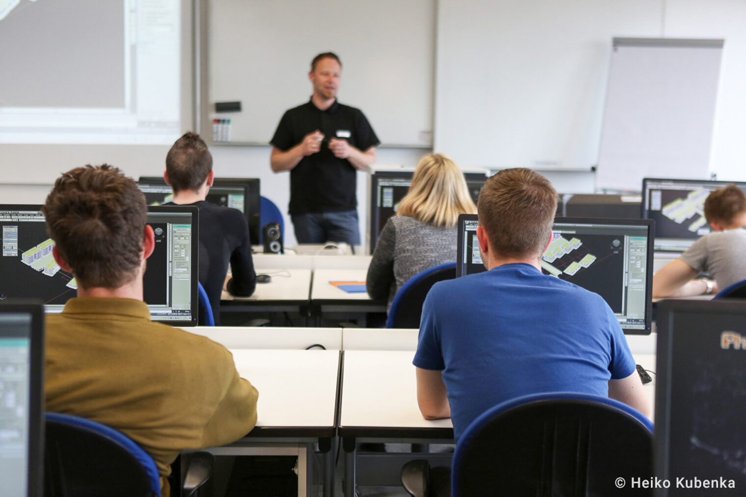 Ein Dozent vermittelt Wissen Eine dozierende Person hält einen Vortrag vor einer Klasse