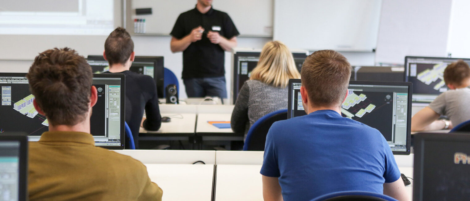Ein Dozent vermittelt Wissen Eine dozierende Person hält einen Vortrag vor einer Klasse