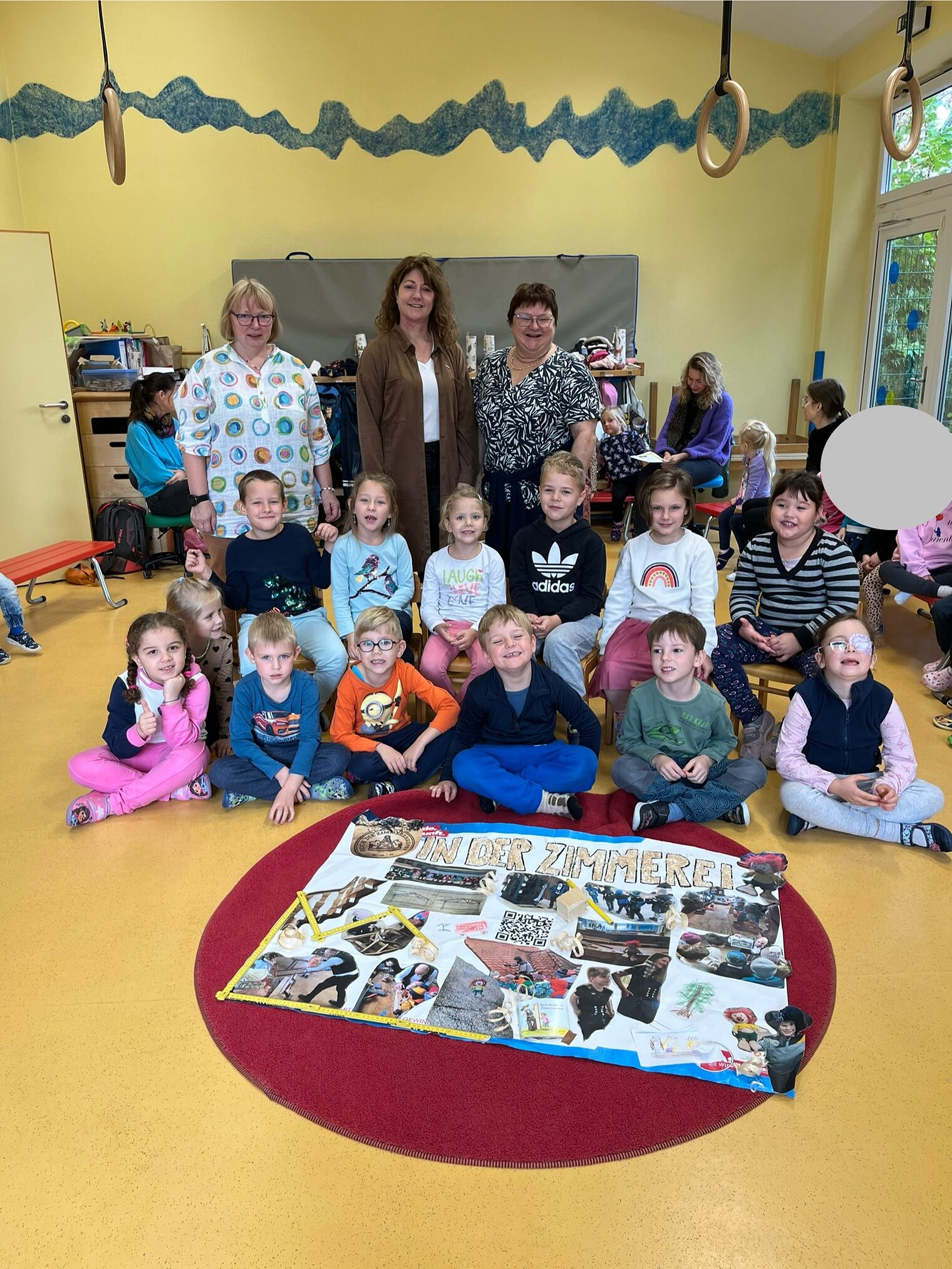 Die Kinder des Kindergartens in Cham freuten sich über die Brezen und kleinen Geschenke.
