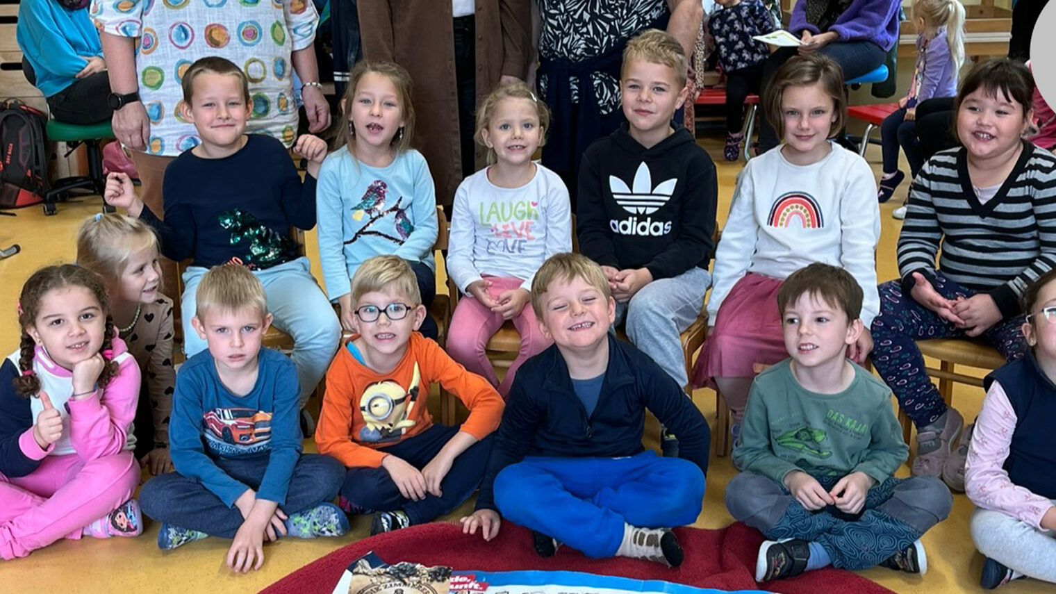 Die Kinder des Kindergartens Bergzwergerl in Cham freuten sich über die Brezen und die Geschenke der Handwerkskammer. 