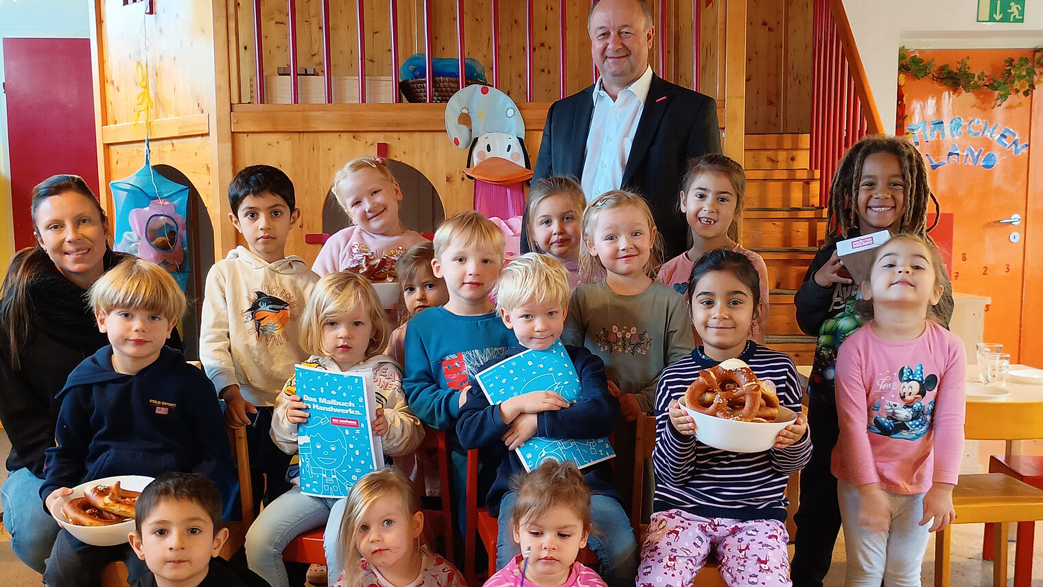Die Kinder des Kindergartens St. Markus in Weiden freuten sich über Brezen von der Handwerkskammer. 