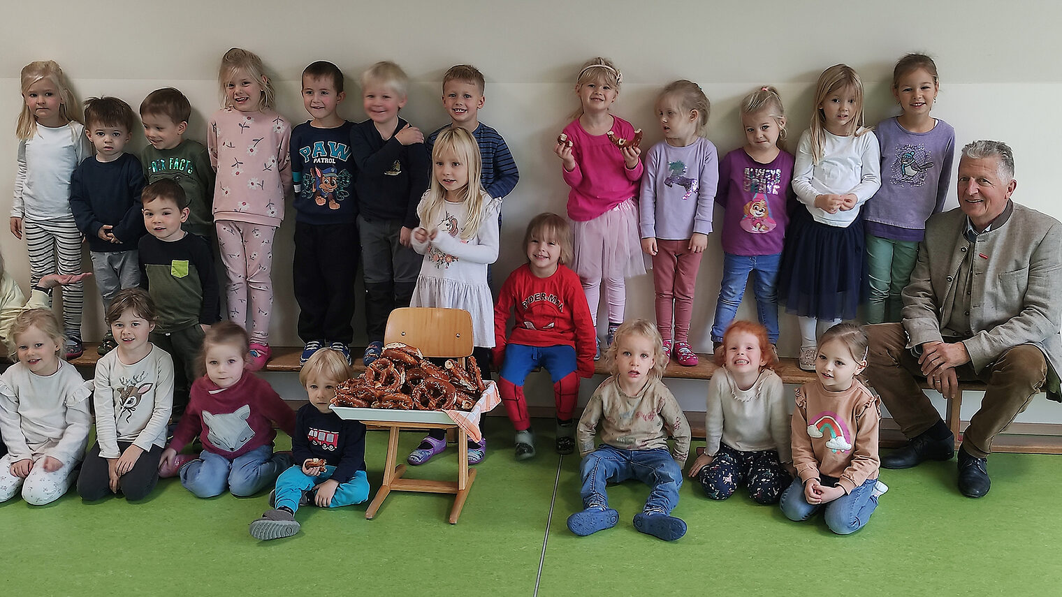 Die Kinder des Kindergarten Michelsneukirchen freuten sich über das Brezen-Frühstück der Handwerkskammer. 
