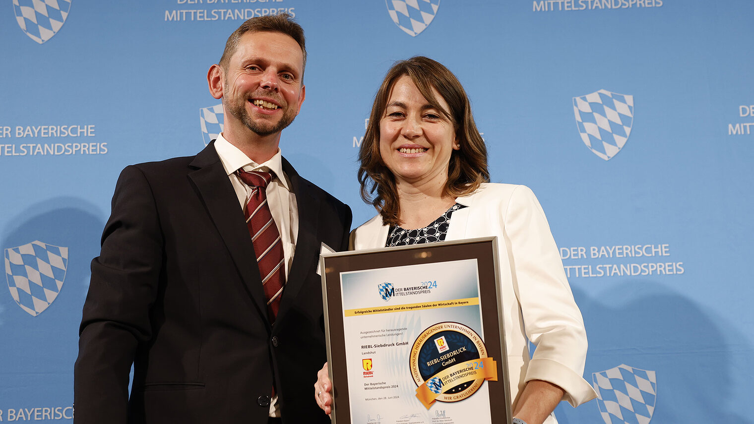 Im Rahmen des Bayerischen Mittelstandspreises nahmen Joana Harrer-Riebl und Florian Harrer eine Auszeichnung entgegen.