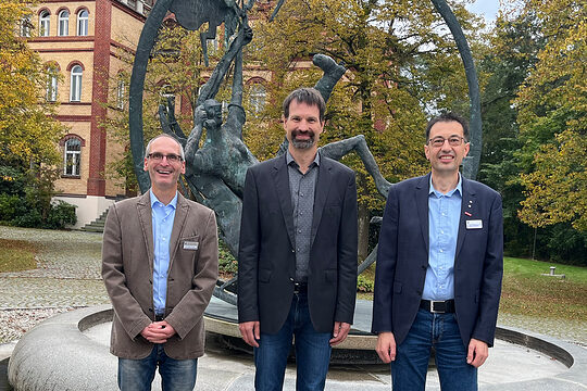Die HWK-Experten Christian Fuchs (li.) und Helmut Schmid (re.) mit dem Referent Wolfram Schöberl.