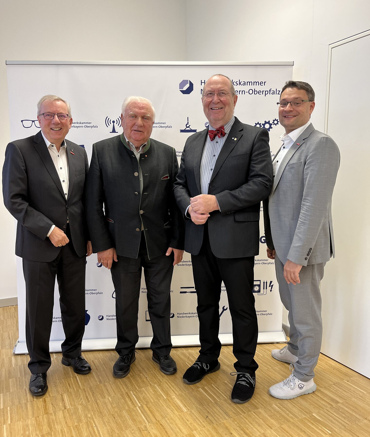 Jürgen Kilger und Alexander Stahl gratulierten den beiden Gewerberatsvorsitzenden Hans Stark und Manfred Krä zur Wiederwahl.