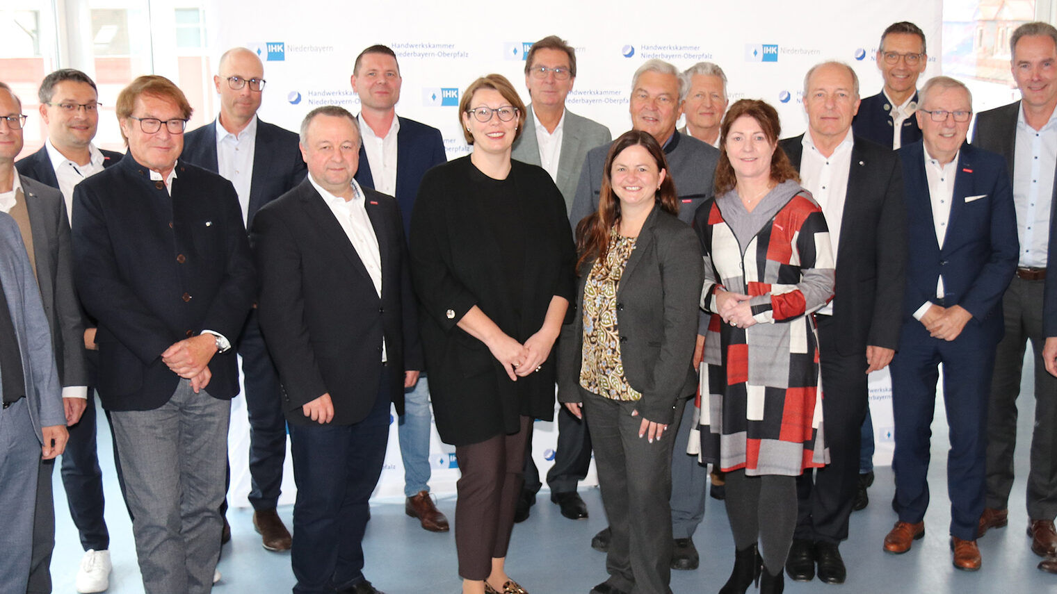 Im Rahmen einer gemeinsamen Präsidiumssitzung der Handwerkskammer Niederbayern-Oberpfalz sowie der Industrie- und Handelskammer Niederbayern in Passau wurden aktuelle Wirtschaftsthemen erörtert.