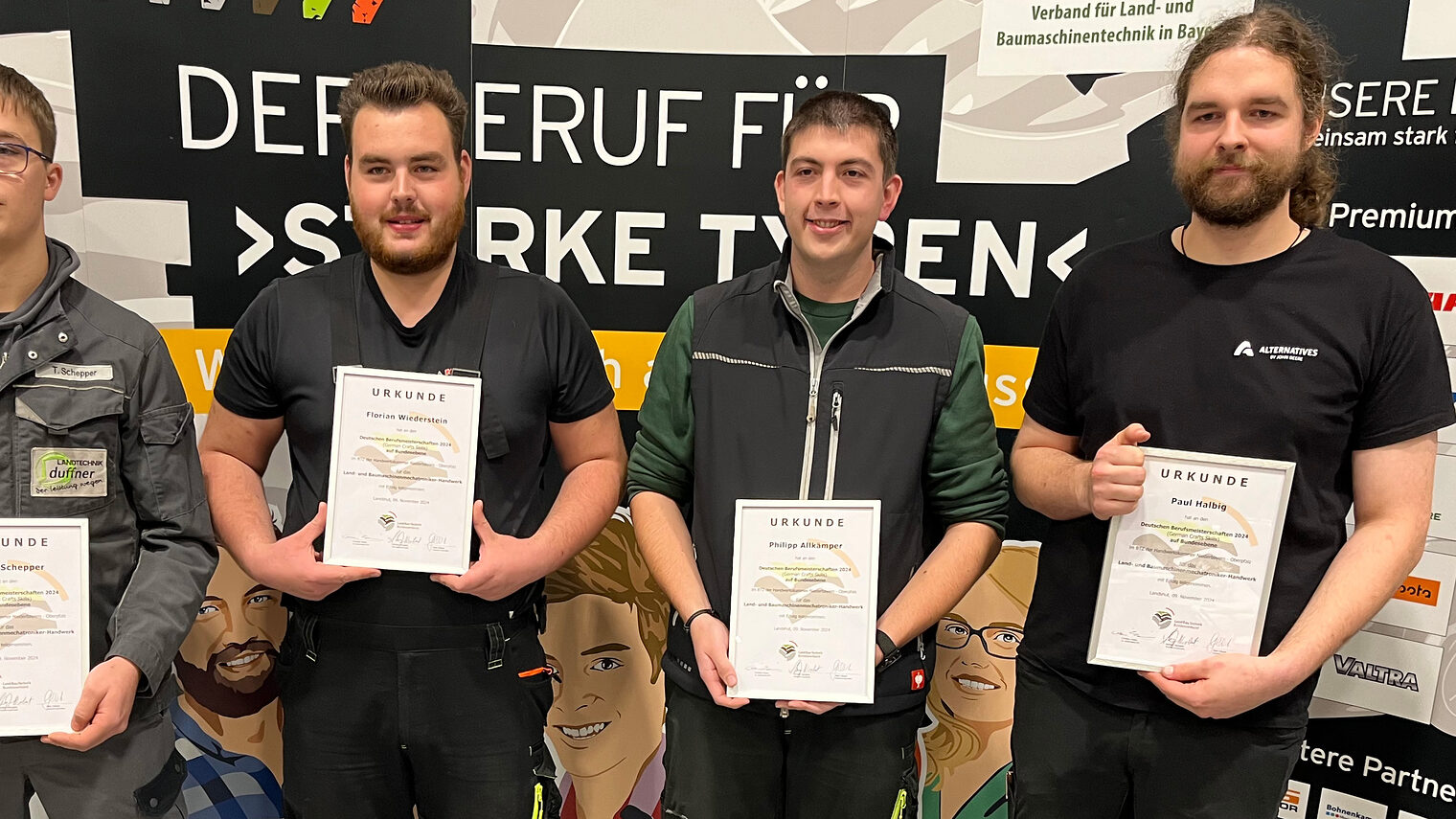Die Bundessieger im Land- und Baumaschinenmechatroniker-Handwerk 2024. Den ersten Platz belegte Philipp Allkämper aus Rheinland-Pfalz (2.v.re.), den zweiten Platz holte Florian Wiederstein aus Haarbach im Landkreis Passau (2.v.li.), die beiden dritten Plätze gingen an Paul Halbig aus Niedersachsen (1.v.re.) und Tobias Schepper aus Baden-Württemberg (1.v.li). 