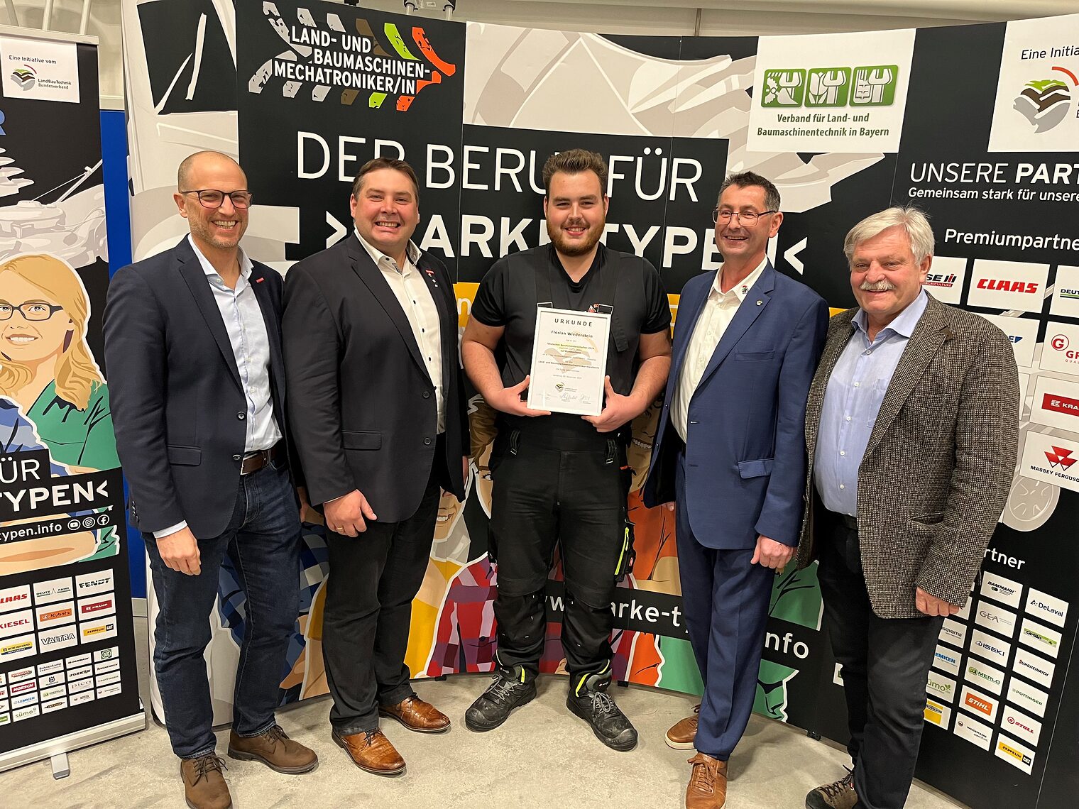 Berufliche Exzellenz aus Ostbayern: der zweite Bundessieger Florian Wiederstein aus Haarbach im Landkreis Passau (Mitte) mit Bundesinnungsmeister Norbert Steglein (2.v.re.), Landesinnungsmeister Alois Göppel (1.v.re.), stv. HWK-Bereichsleiter Christian Kaiser (1.v.li.) und Peter Baumgartner, Obermeister der Innung für Land- und Baumaschinentechnik Niederbayern. 