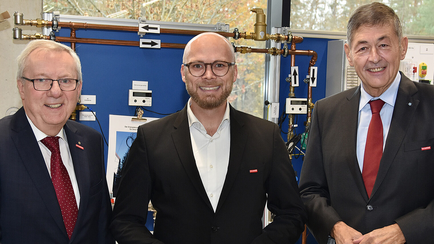 Sind stolz auf das Zentrum für digitale Gebäudetechnik im Schwandorfer Bildungszentrum der Handwerkskammer (v.li.): HWK-Hauptgeschäftsführer Jürgen Kilger, Dr. Fabian Mehring, Bayerischer Staatsminister für Digitales, sowie HWK-Präsident Dr. Georg Haber. 