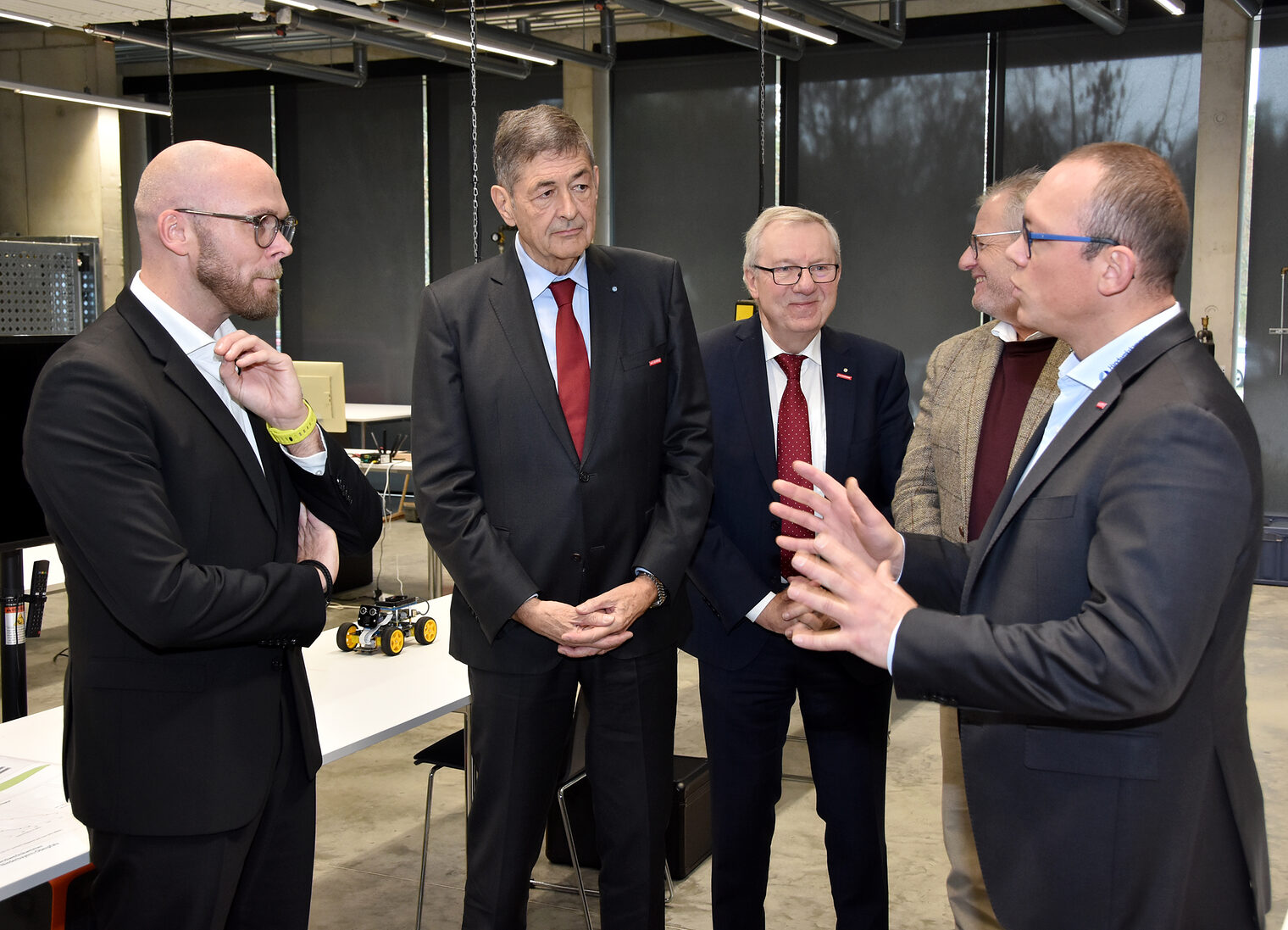 Uli Götz (re.), Leiter des Schwandorfer Bildungszentrums, stellte den Gästen – hier zusammen mit Staatsminister Dr. Fabian Mehring, HWK-Präsident Dr. Georg Haber, HWK-Hauptgeschäftsführer Jürgen Kilger und Schwandorfs Oberbürgermeister Andreas Feller (v.li.) – die technische Ausstattung des ZdG vor. 