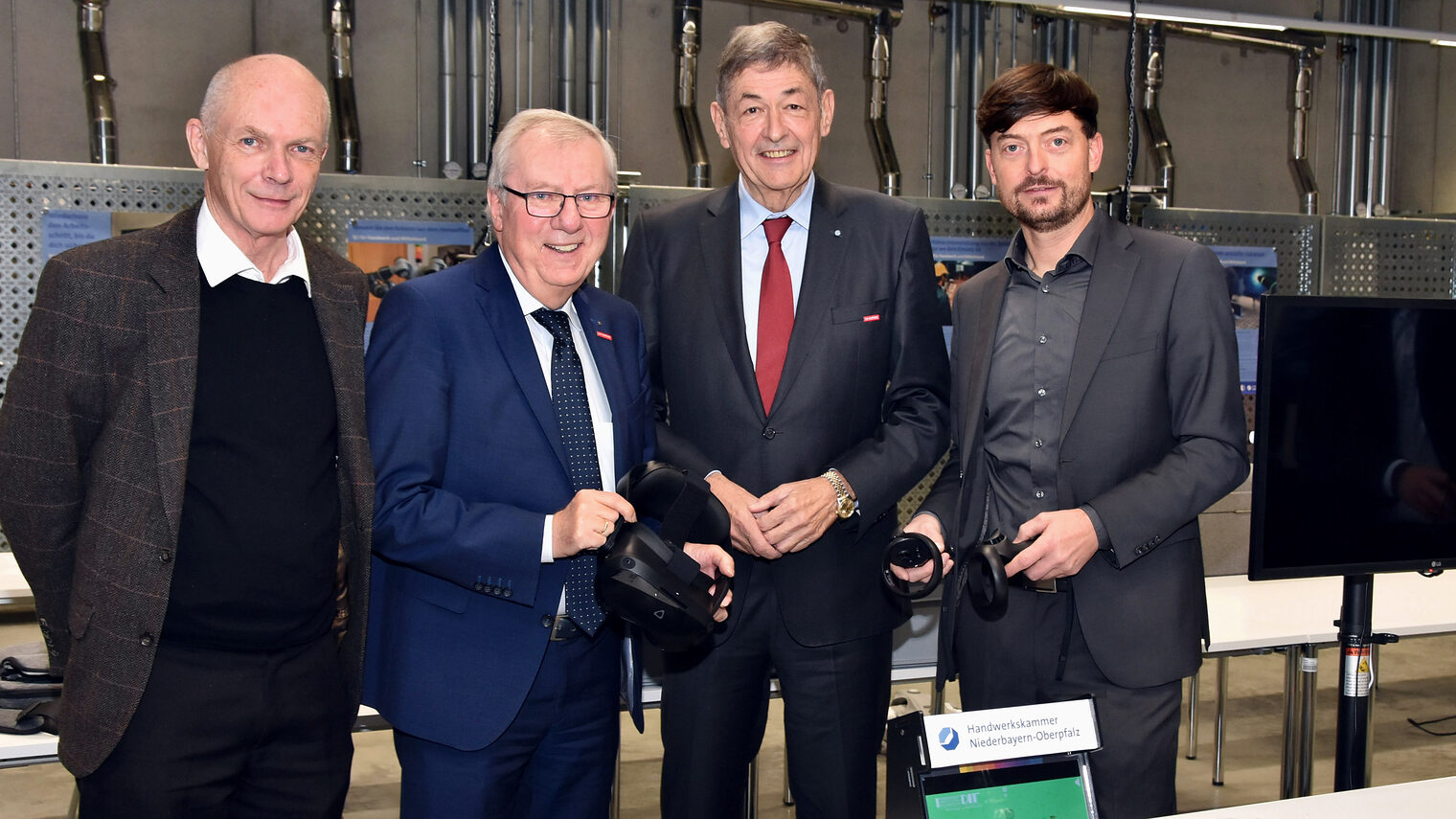 Zogen heute im Schwandorfer Bildungszentrum der Handwerkskammer eine positive Bilanz hinsichtlich des Forschungsprojekts "5G für Handwerk und Mittelstand" (v.li.): Dr. Peter Stein, leitender Ministerialrat und Leiter des Referats Handwerk im bayerischen Wirtschaftsministerium, HWK-Hauptgeschäftsführer Jürgen Kilger, HWK-Präsident Dr. Georg Haber und Prof. Dr. Wolfgang Dorner, Vizepräsident der TH Deggendorf und Leiter des Projekts.