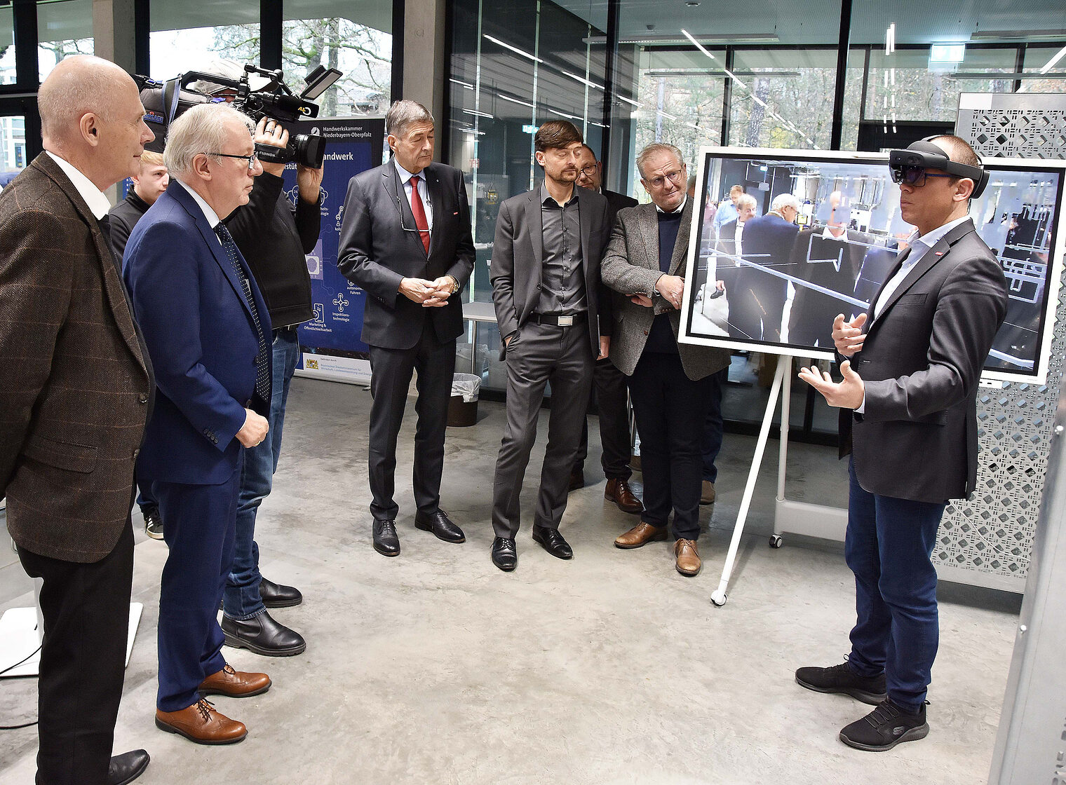 Uli Götz (re.), der Leiter des HWK-Bildungszentrums im Schwandorfer Charlottenhof, präsentierte unter anderem Dr. Peter Stein, leitender Ministerialrat und Leiter des Referats Handwerk im bayerischen Wirtschaftsministerium, HWK-Hauptgeschäftsführer Jürgen Kilger, HWK-Präsident Dr. Georg Haber, Prof. Dr. Wolfgang Dorner, Vizepräsident der TH Deggendorf und Leiter des Projekts, und Schwandorfs Oberbürgermeister Andreas Feller (v.li.) die praktischen Anwendungsgebiete im Rahmen des Forschungsprojekts "5G für Handwerk und Mittelstand".