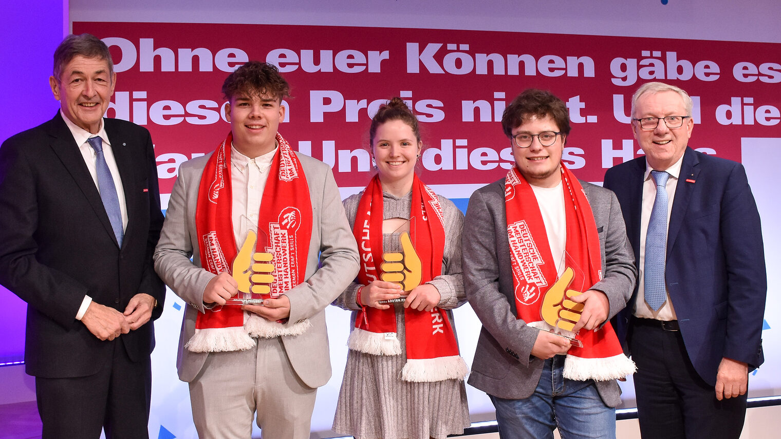 Die drei ostbayerischen Bundessieger halten ihre Pokale in den Händen. Präsident Dr. Georg Haber und Hauptgeschäftsführer Jürgen Kilger gratulierten dazu.