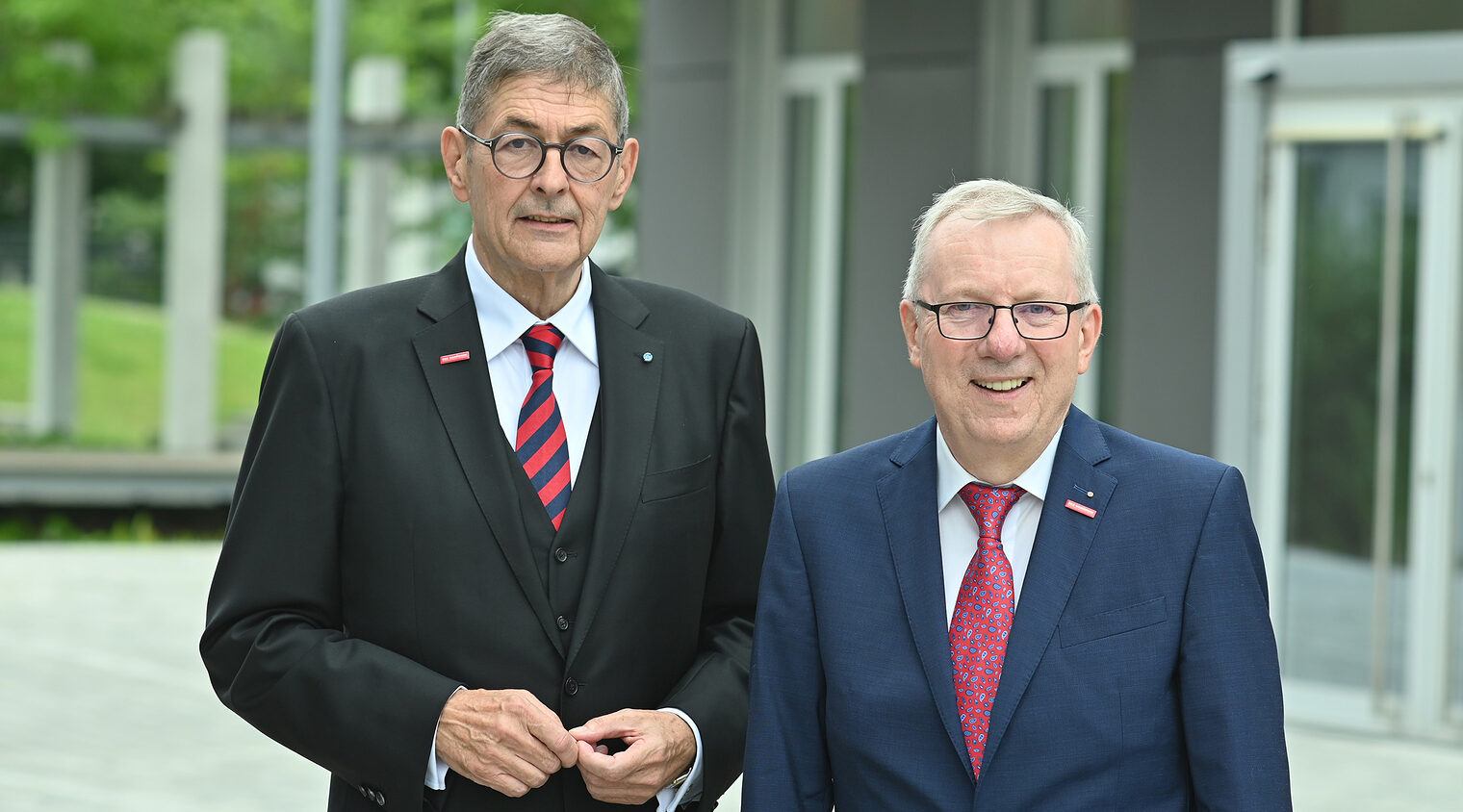 Dr. Georg Haber (li.) und Jürgen Kilger wünschen allen Handwerkern eine schöne Weihnachtszeit und ein gutes neues Jahr 2025.