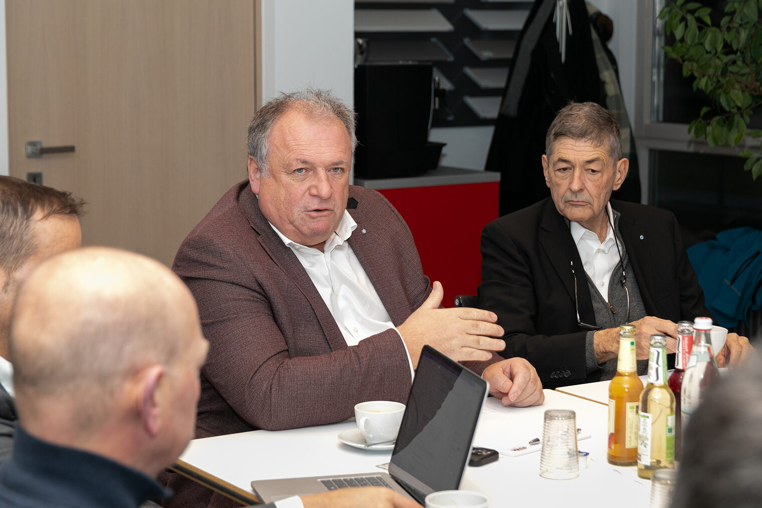 Der Bürokratieabbaubeauftragte MdL Walter Nussel (links) mit HWK-Präsident Dr. Georg Haber: "Gebt den Menschen wieder mehr Vertrauen!" 