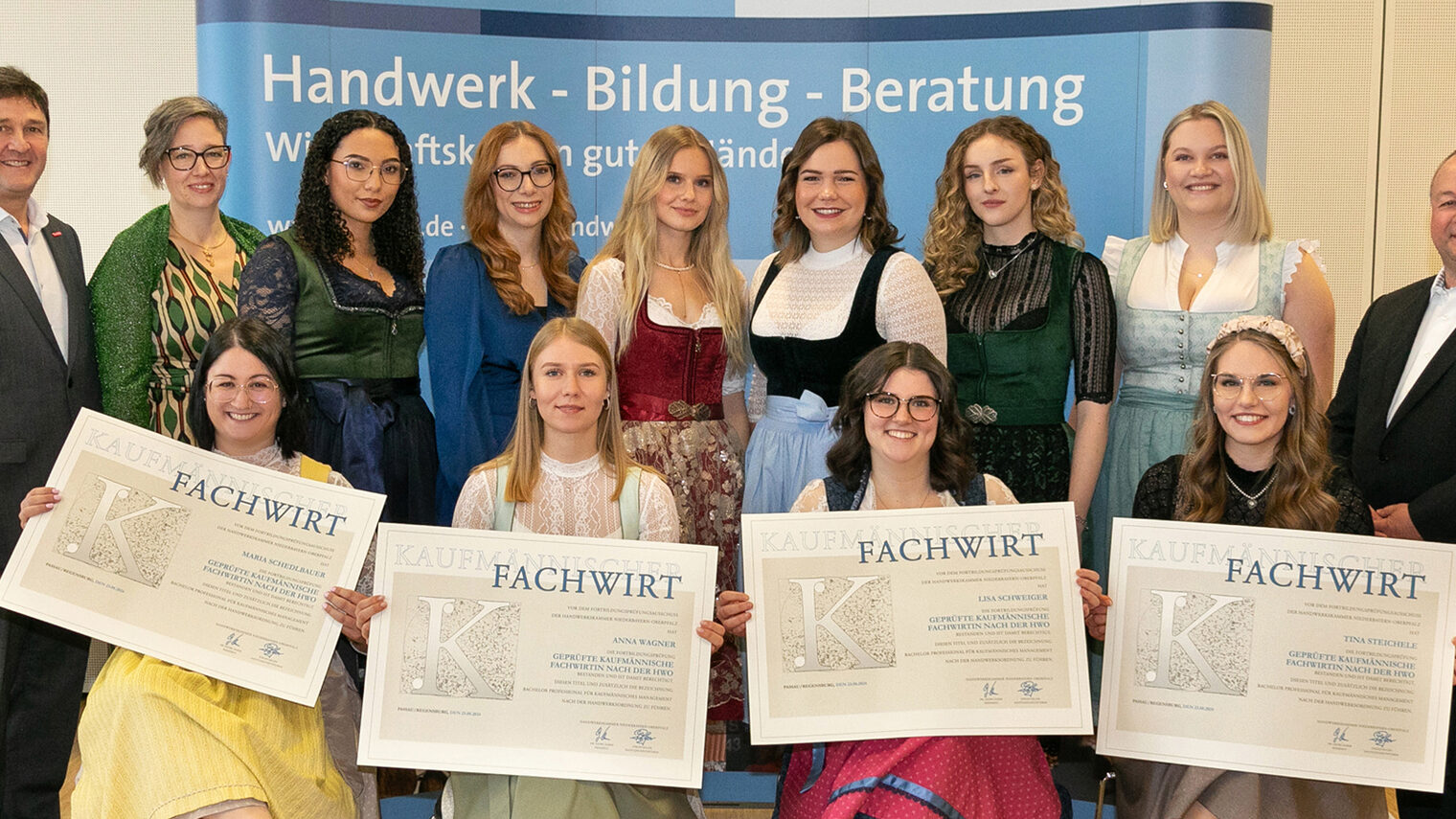 Die 13 kaufmännische Fachwirte, hier mit HWK-Vizepräsident Christian Läpple und Kursleiter Manfred Wellner.
