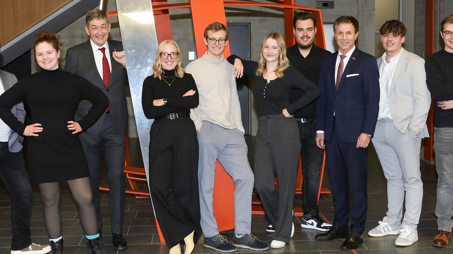 Die Preisträger mit dem Präsidenten Dr. Georg Haber und dem stv. Hauptgeschäftsführer Hans Schmidt im Foyer der Handwerkskammer.