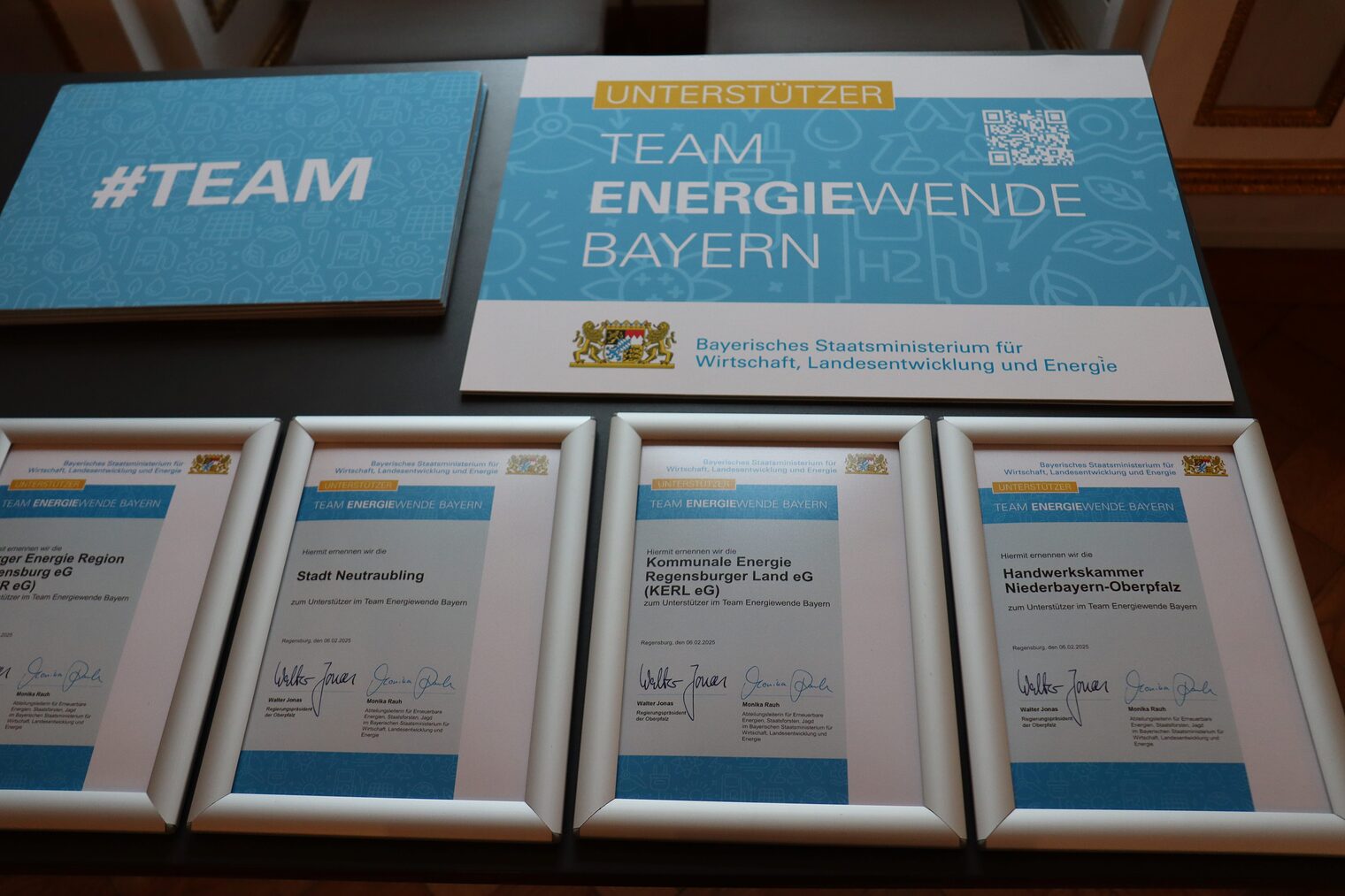 Urkunden für weitere Unterstützer im Team Energiewende Bayern.